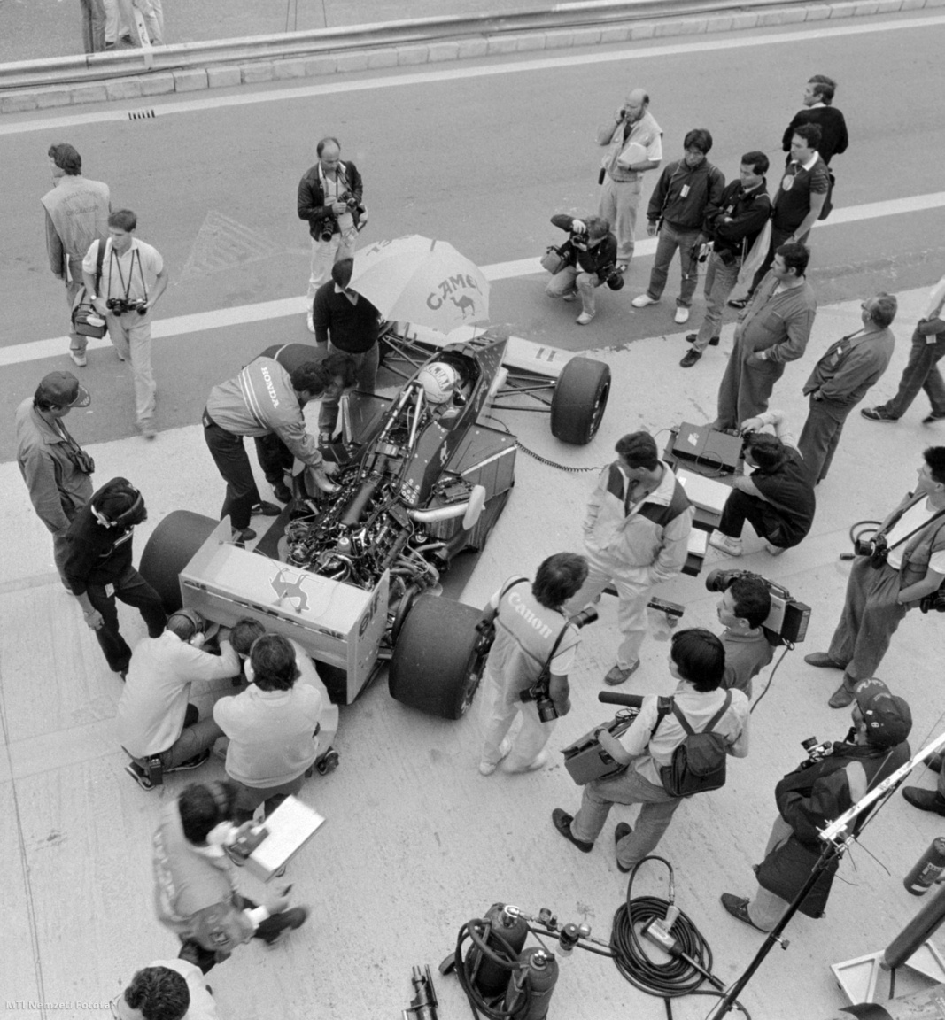 Mogyoród, 1987. augusztus 7. A fotósok nagy érdeklődése kíséri Ayrton Senna (brazil, Lotus–Honda) autójának ellenőrzését a depóban a Forma–1-es világbajnokság II. Magyar Nagydíjának első edzésnapján