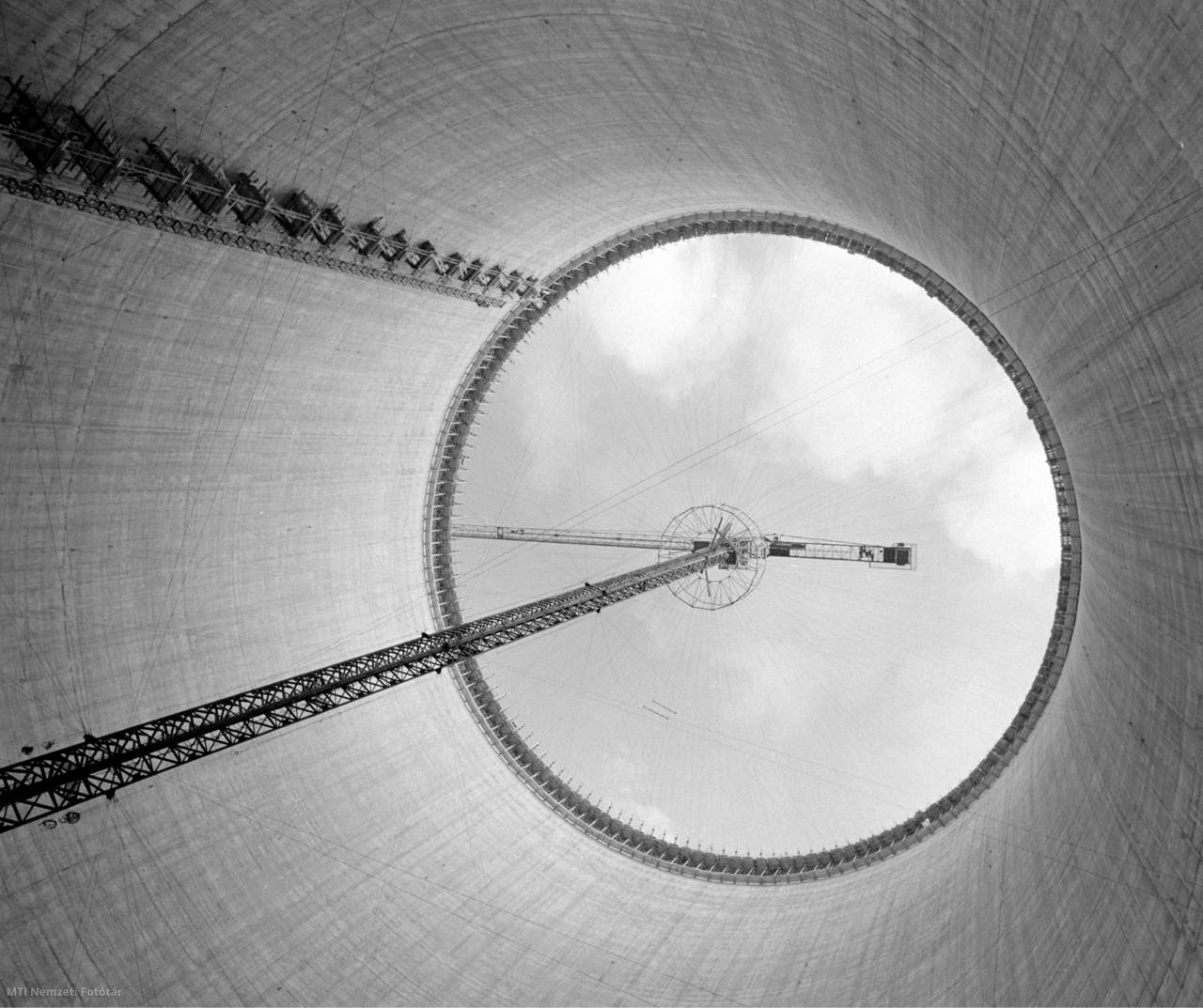 Visonta, 1970. október 25.  A Gagarin Hőerőmű újabb 200 megawattos egységéhez épült Heller–Forgó-féle óriás vízhűtőtorony, az építéséhez használt óriásdaruval