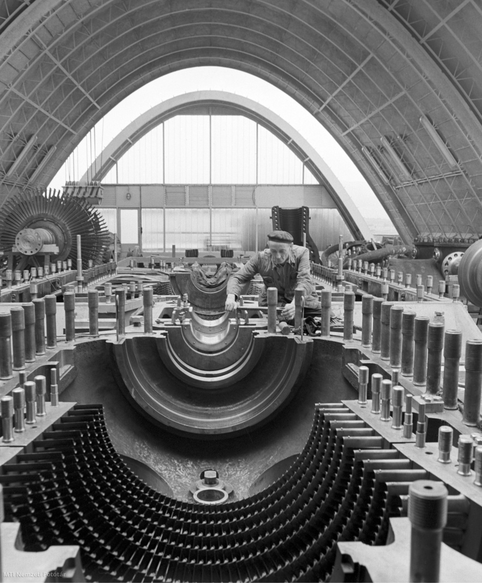 Visonta, 1968. szeptember 13.  A Láng Gépgyár dolgozói megkezdték az első magyar gyártmányú 100 megawattos turbina szerelését a Gagarin Hőerőműben, miután a turbinacsarnok tetőszerkezetei elkészültek