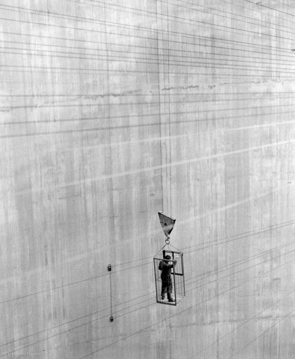 Visonta, 1970. október 25.  A Heller–Forgó-féle óriás vízhűtőtorony oldalában egy szerelőkosárban leeresztik az egyik munkást. A Gagarin Hőerőmű újabb 200 megawattos egységéhez elkészült az újabb hűtőtorony