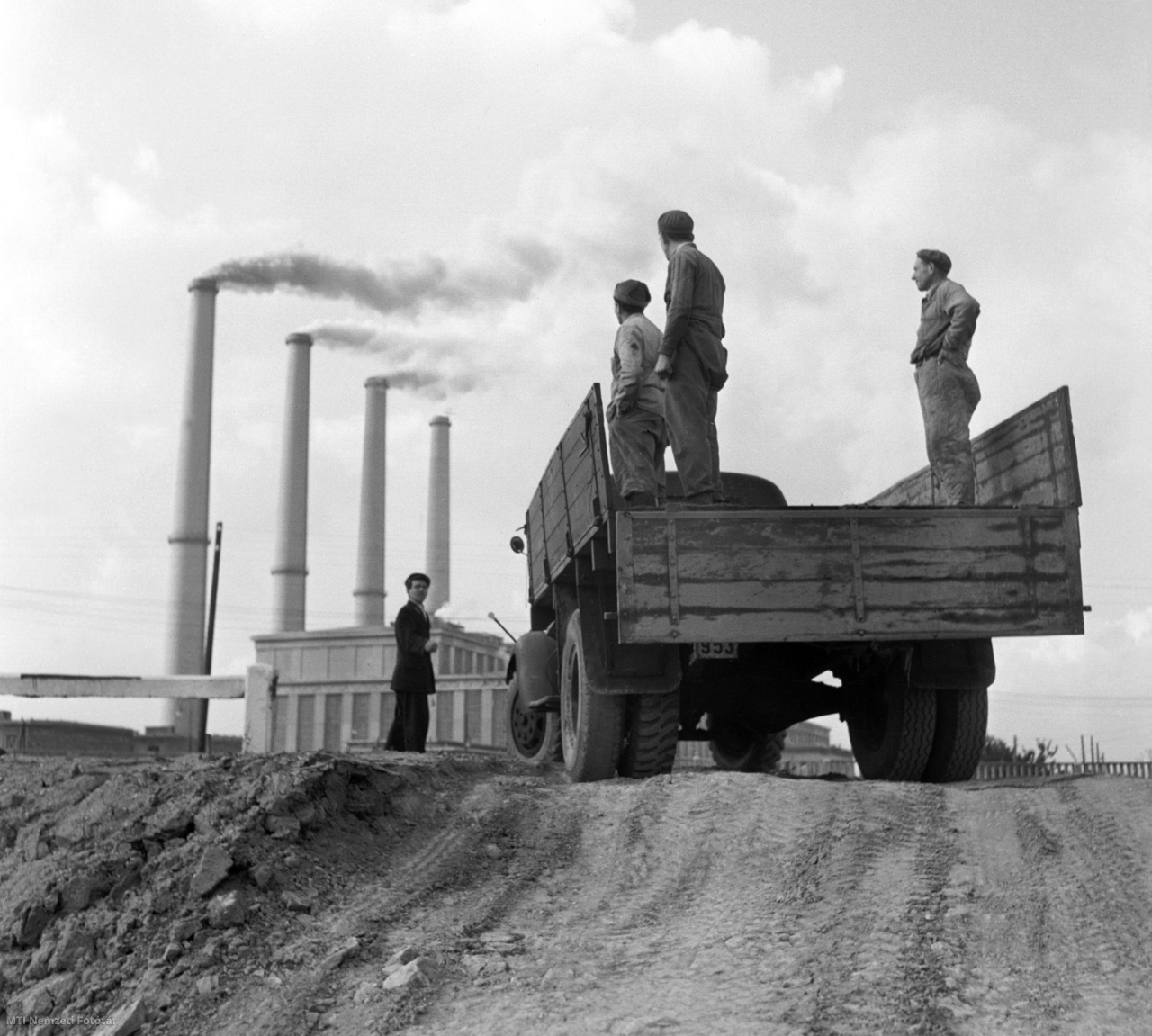 Tiszapalkonya, 1958. október 23.  A Tiszapalkonyai Hőerőmű harmadik, 50 megawattos turbinájának üzembe helyezésén dolgozó munkások állnak egy teherautó platóján. Háttérben a hőerőmű füstölgő kéményei