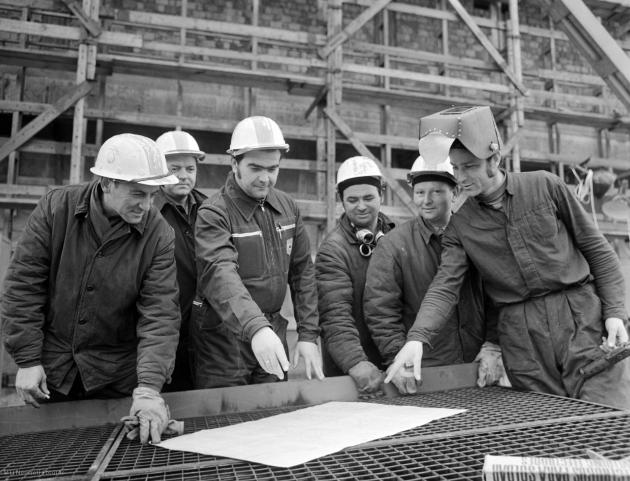 Százhalombatta, 1972. március 7.  A szlovákiai Energiaipari Vállalat szerelői a Dunamenti Hőerőműben egy tervrajzot néznek