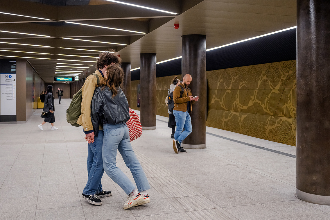 Szerelmesek a felújított Ferenciek tere metróállomáson