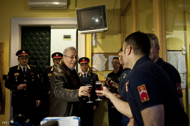 Bakondi György a katasztrófavédelem Fővárosi Műveletirányítási Központjában a szolgálatban lévő ügyeleteseket köszöntötte fel szilveszter alkalmából 2013. december 31-én.