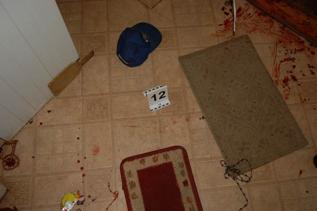Az áldozat otthona a támadás után.