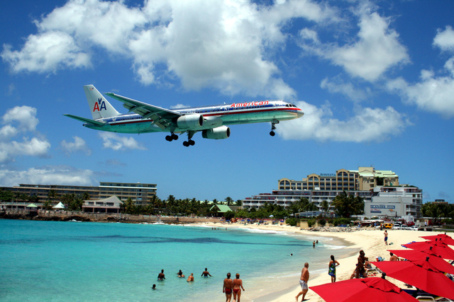 American 757 on final approach at St Maarten Airport