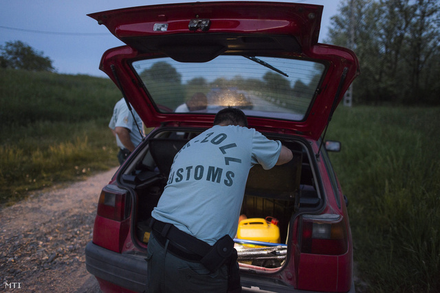 A Nemzeti Adó- és Vámhivatal vám- és pénzügyőr járőrei egy autót ellenőriznek a magyar-ukrán határ közelében Tiszakóród határában