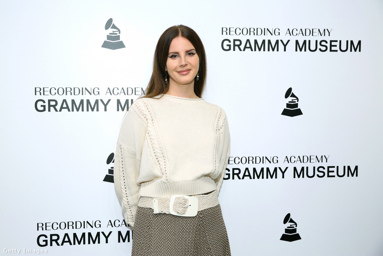 Lana Del ReyAmikor Lana Del Rey-t 2012-ben az Év nőjének választotta a brit GQ magazin, a bemutatkozásában az énekesnő elárulta, hogy a korai tinédzser éveiben alkoholfüggőséggel küzdött