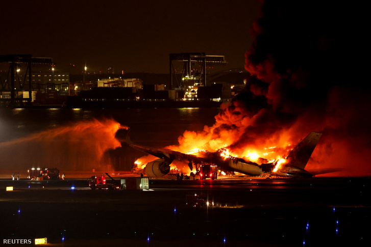 Tűzoltók dolgoznak a Haneda nemzetközi repülőtéren, miután kigyulladt a Japan Airlines A350-es repülőgépe Tokióban, Japánban 2024. január 2-án