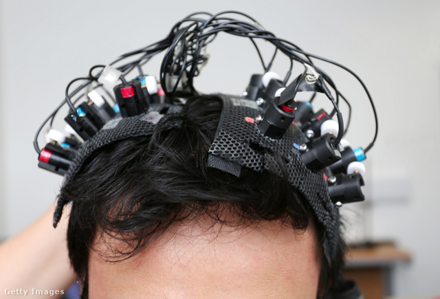 Az agyhullámok változását egy elektroenkefalográfia (EEG) készülék mutatta ki