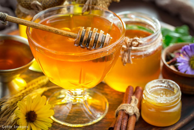 Nem a fémkanál miatt veszíti el a méz az enzimtartalmát, hanem ha túl forró italba tesszük