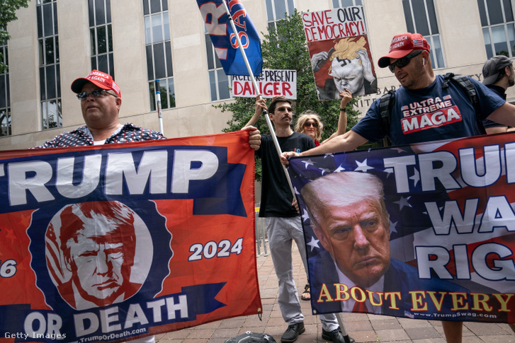 Donald Trump volt amerikai elnök támogatói és tiltakozók a washingtoni szövetségi bíróság előtt 2023. augusztus 3-án