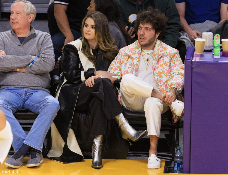 Selena Gomezt és párját, Benny Blancot a Los Angeles Lakers Miami Heat elleni mérkőzésén szúrták ki a paparazzik
