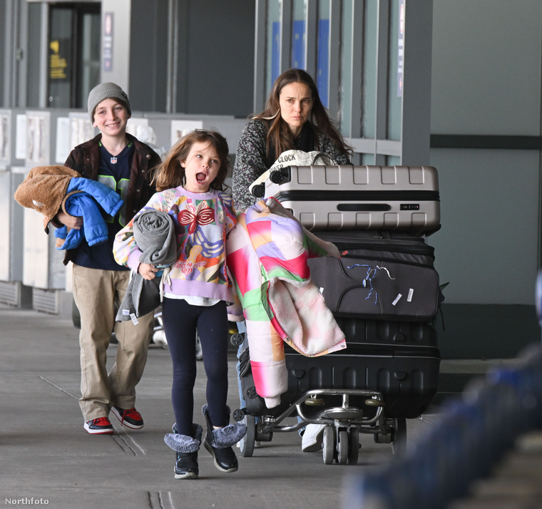Natalie Portmant és gyermekeit a New York-i JFK repülőtéren kapták lencsevégre a fotósok