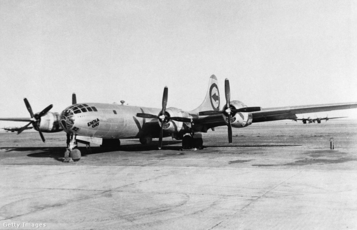 Az Enola Gay, az első atombombát Japánra ledobó B-29-es bombázó a támadást követően a Tinian-i kifutópályán áll 1945. augusztusában