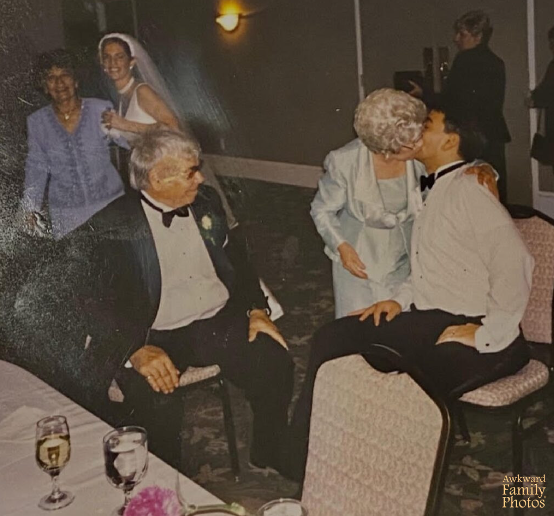 1998-ban az idős hölgy egy esküvőn búcsúzóul lekapta a vőlegényt. Valószínűleg ilyen pillanat nem sok ember albumában szerepel.