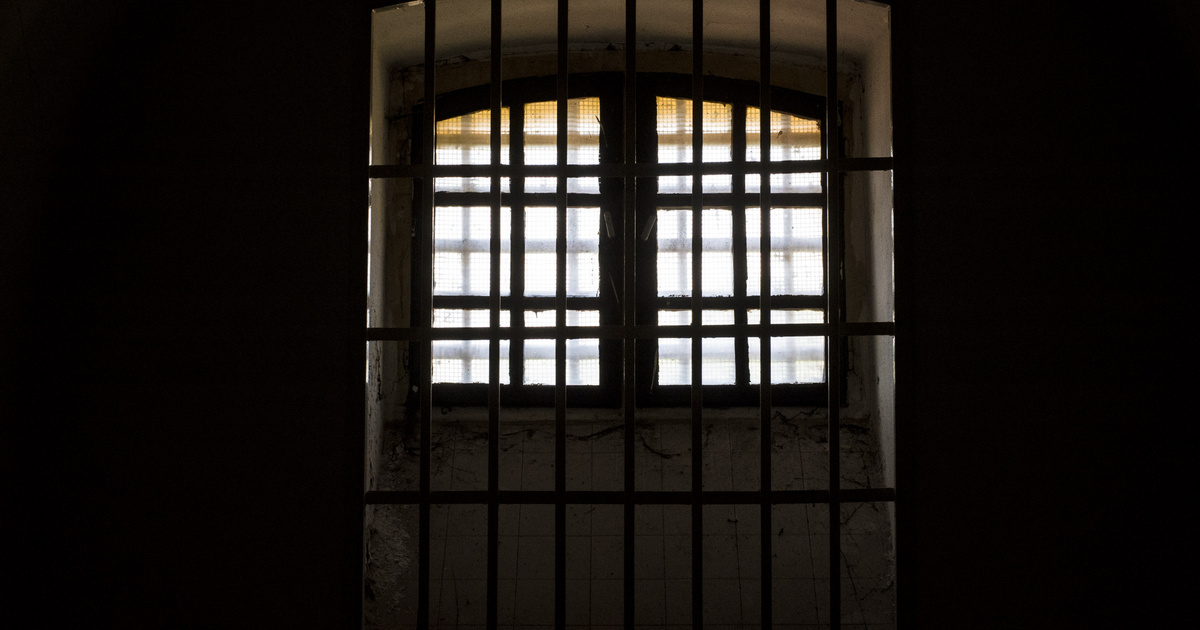 A Várbörtön egy ablaka a felújítás előttről