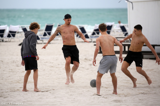 Miami Beach december végén – félmeztelenül fociznak a strandon