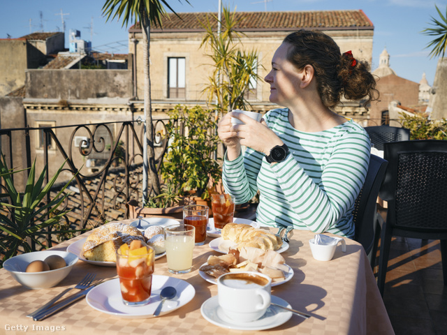 Az olaszok akár télen is verőfényes napsütésben kávézhatnak a teraszokon
