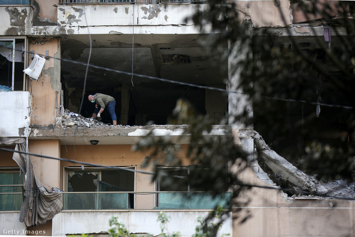 Libanoni törvényszékiek dolgoznak a Hamász megsemmisített irodájában talált bizonyítékok összegyűjtésén. Az épületet január 2-án Izrael támadta meg, megölve a Hamász vezetőjét, Szaleh al-Arurit és hat másik embert Bejrút déli külvárosában