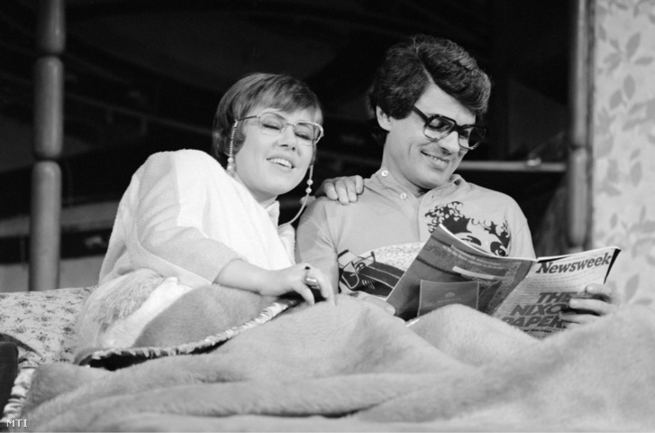 Schütz Ila (Doris) és Sztankay István (George) Bernard Slade Jövőre veled, ugyanitt című vígjátékának próbáján a Madách Kamara Színházban. A darabot 1978. november 23-án mutatják be Szirtes Tamás rendezésében