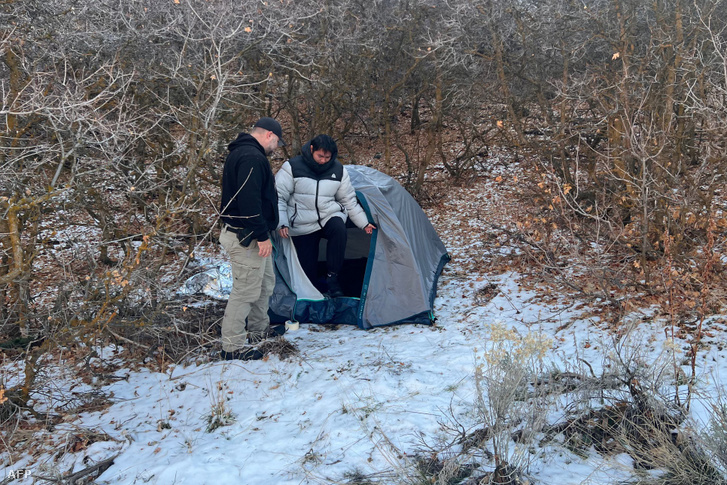 A riverdale-i rendőrség által 2024. január 1-jén kiadott fotón egy rendőr áll Kaj Csuang mellett azon a helyen, ahol 2023. december 31-én megtalálták a hegyekben, a Utah állambeli Brigham City közelében