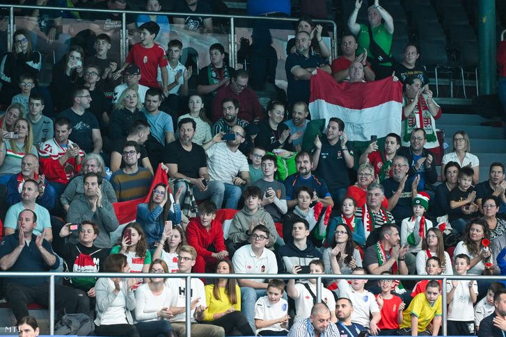 Magyar szurkolók a férfi vízilabda-Európa-bajnokság B csoportjában az első fordulóban játszott Magyarország–Görögország-mérkőzésen a zágrábi Mladost uszodában