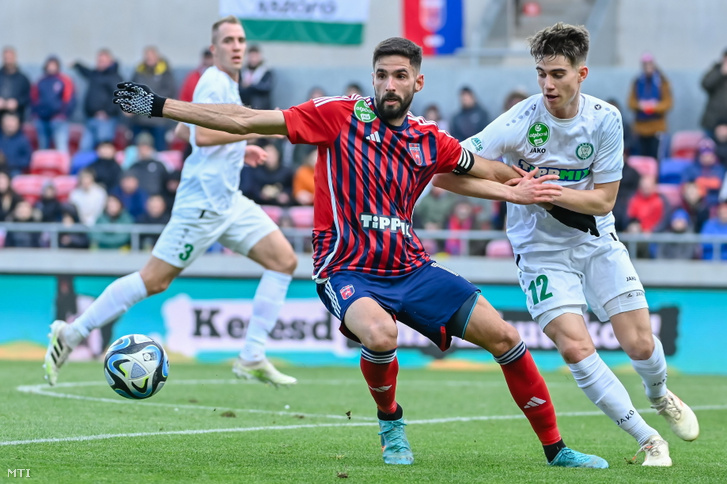 Kenan Kodro (középen) jó eséllyel harcban lesz a gólkirályi címért az NB I-ben ebben a szezonban