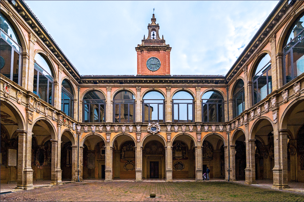 A legrégebbi egyetemen, Bolognában elsősorban világi tudományokat oktattak a középkorban