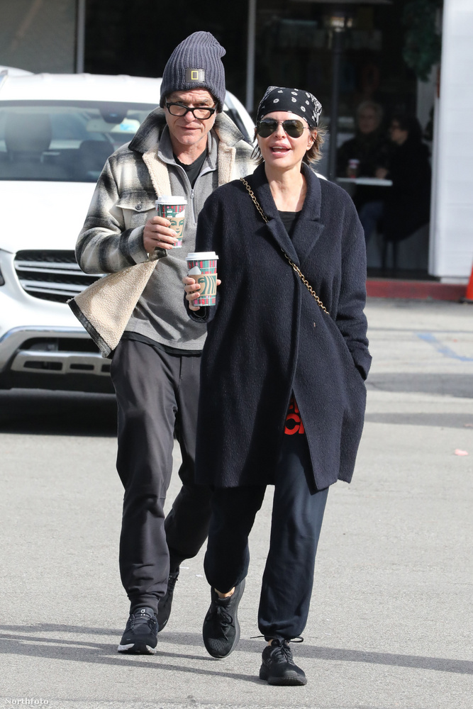 Lisa Rinna és Harry Hamlin éppen kilépett egy Los Angeles-i kávézóból, amikor kiszúrták őket a paparazzik