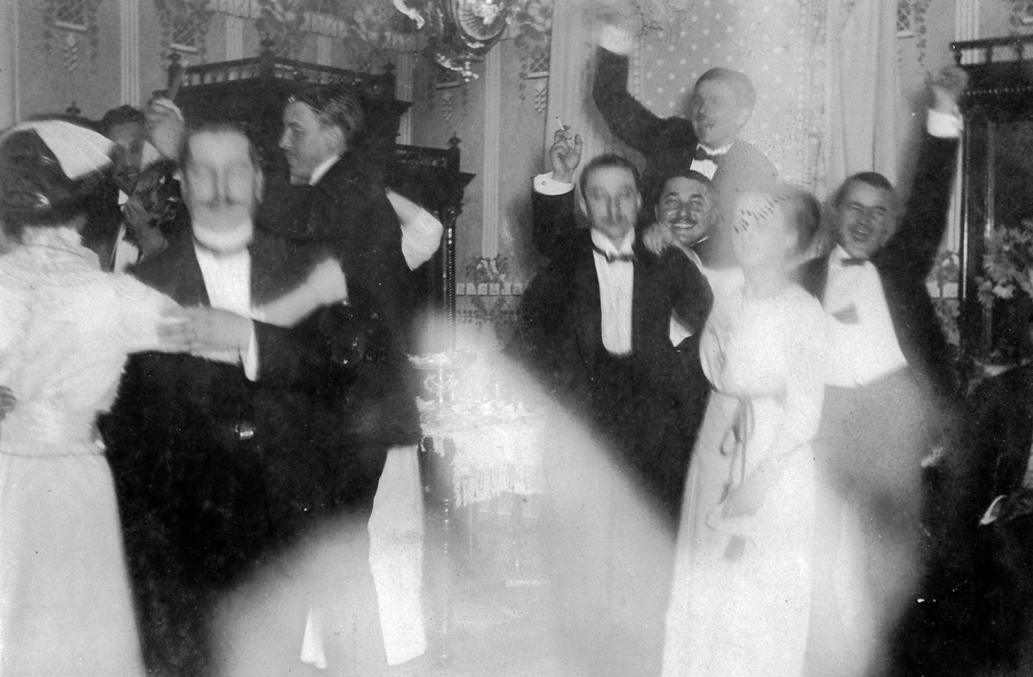 Mulatozó társaság 1916-ban