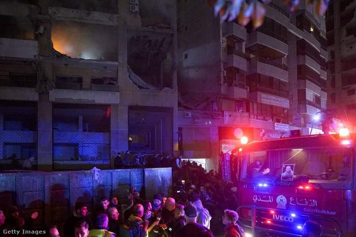 Libanoni tűzoltók gyülekeznek egy épület körül, amely a Hamász helyettes vezetőjének, Száleh al-Arúrinak és hat másik embernek a halálát okozó robbanás célpontja volt 2024. január 2-án