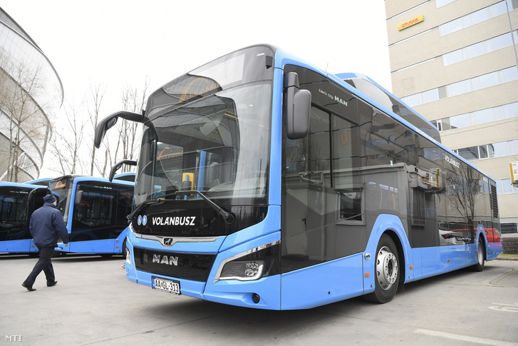 Az ilyen kék buszokra nem lehetne felszállni Budapest-bérlettel, ha minden úgy marad, ahogy tervezik.