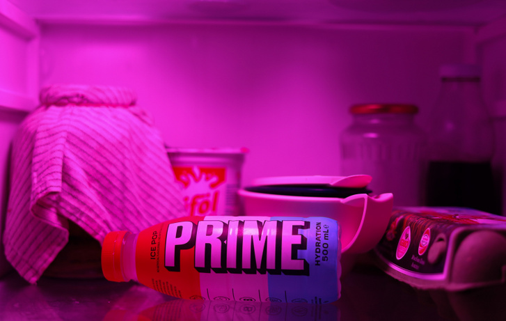 Egy Ice Pop ízesítésű Prime üdítőital a hűtőben