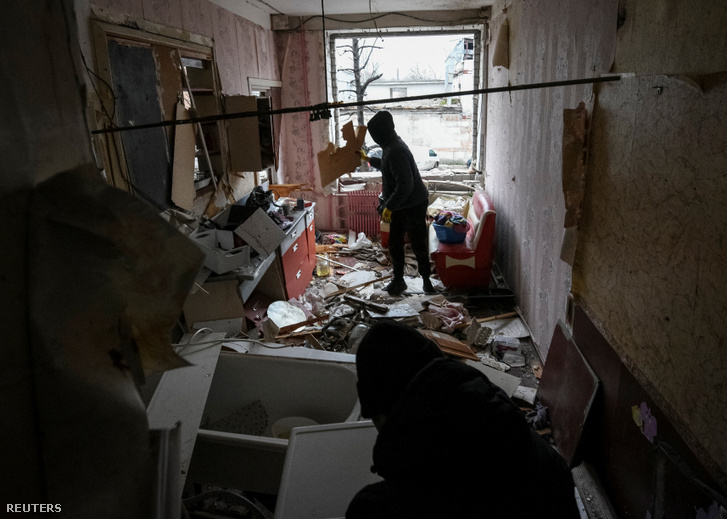 Helyi lakosok takarítanak egy orosz dróncsapás során megrongálódott lakóépületben Dnyipro, Ukrajnában 2024. január 7-én