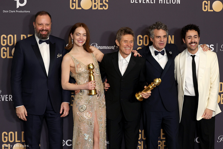 A Szegény párák rendezője, Jórgosz Lánthimosz és szereplői: Emma Stone, Willem Dafoe, Mark Ruffalo és Ramy Youssef a 81. Golden Globe-díj-átadón 2024. január 7-én