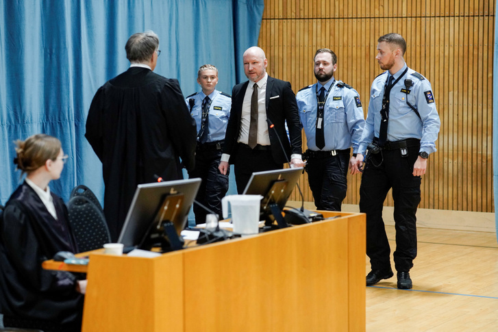 Anders Breivik érkezik a ringerikei börtön tornatermébe 2024. január 8-án