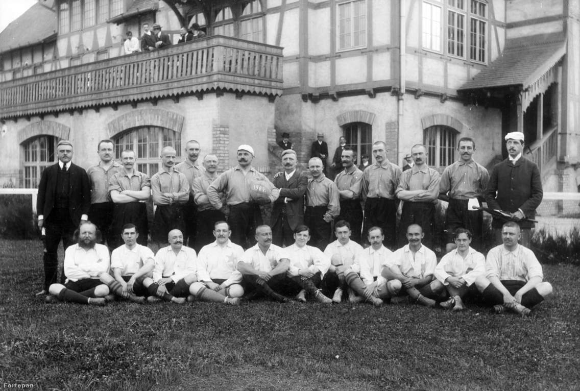 A Magyar Athletikai Club Old Boys nevű csapata a Margitszigeten (1904)