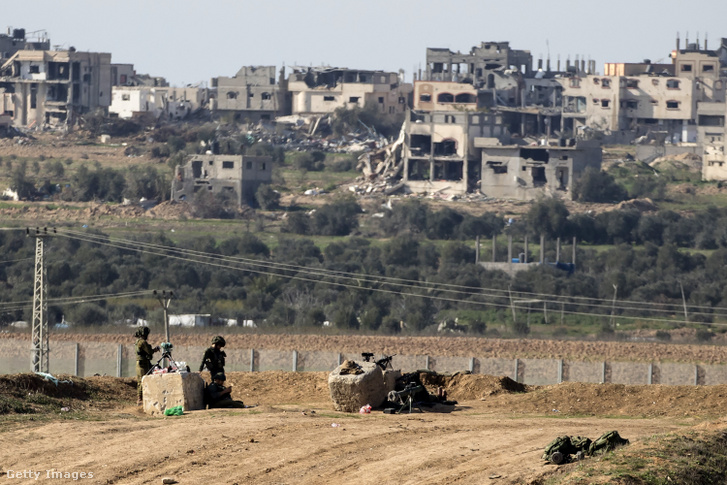Izraeli katonák biztosítják a Gázai övezet határát 2024. január 8-án Dél-Izraelben