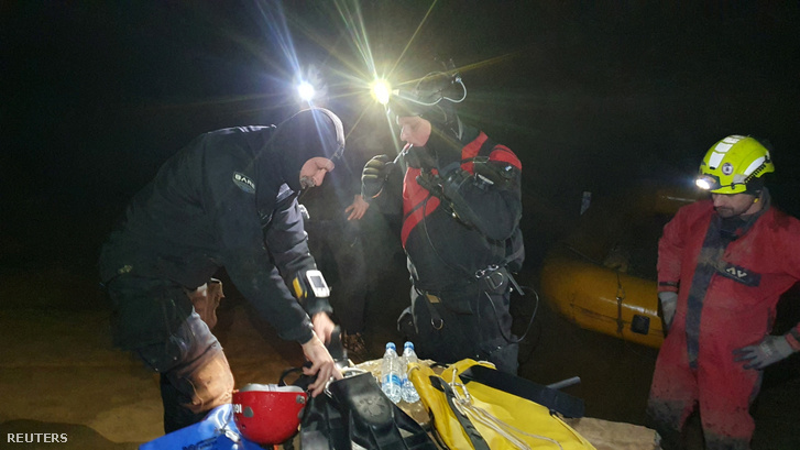 Mentők vesznek részt a mentőakcióban, hogy elérjék a barlangban rekedt öt embert a heves esőzések után a szlovéniai Bloska Policában, 2024. január 7-én