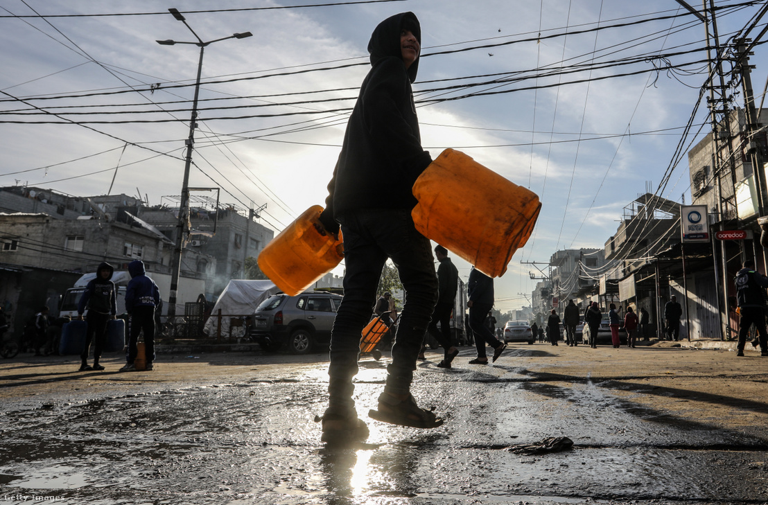 Palesztinok Rafah városában a környéken lévő mobil tartályokból fedezik vízszükségletüket 2024. január 8-án