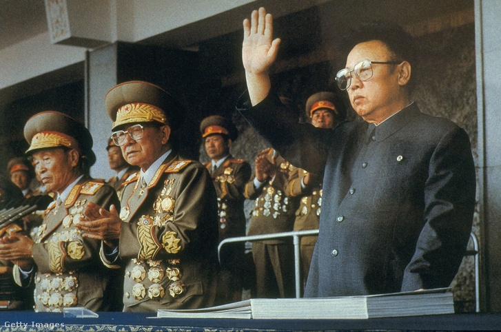Kim Dzsongil, Észak-Korea legfőbb vezetője ünnepli a Koreai Munkáspárt (KWP) 50. évfordulóját 1995-ben