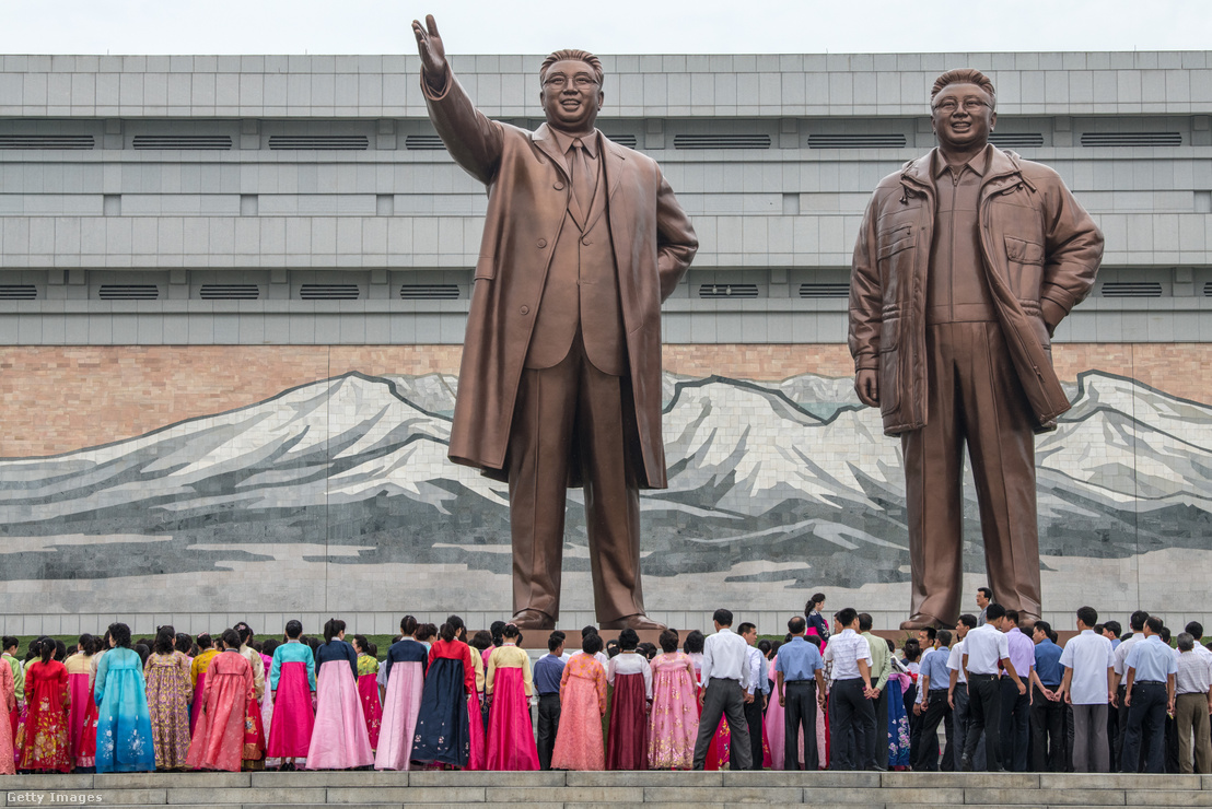 Észak-koreaiak róják le tiszteletüket a Mansudae Nagy Emlékműnél, Kim Il-sung és Kim Dzsong-il hatalmas szobrainál az észak-koreai Phenjanban 2018. augusztus 19-én