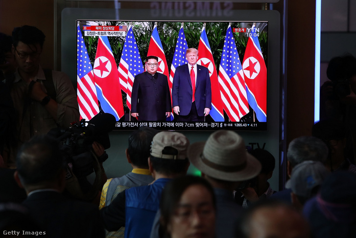 A szöuli vasútállomáson dél-koreaiak nézik a képernyőn a tudósítást Trump amerikai elnök és Kim Dzsongun észak-koreai vezető találkozójáról 2018. június 12-én