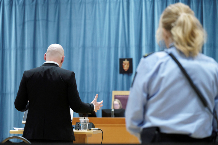 Breivik a tárgyyaláson 2024. január 9-én