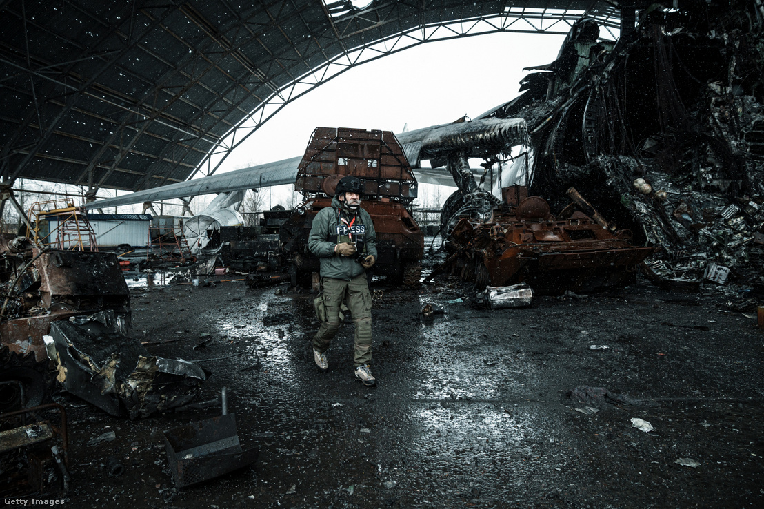 Oleksandr Hliadielov ukrán dokumentumfotós fényképezi a megsemmisült ukrán Antonov An–225 Mriya teherszállító repülőgépet és az orosz katonai járművek roncsait az Antonov repülőtéren 2022. április 3-án az ukrajnai Hosztomelben