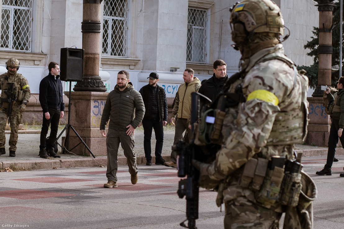 Volodimir Zelenszkij ukrán elnök ellátogat a Függetlenség terére, miután az orosz hadsereg kivonult Herszonból a Dnyeper keleti partjára Ukrajnában 2022. november 14-én