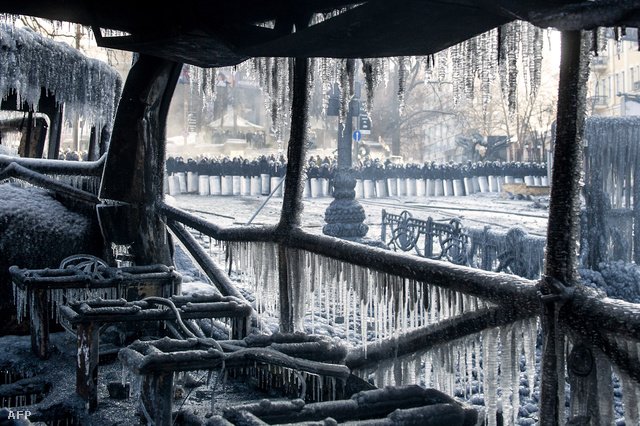 Jégcsapok lógnak egy felgyújtott busz vázán Kijevben