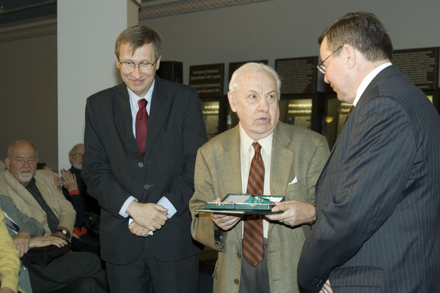 Randolph L. Braham Magyar Köztársasági Érdemrend Középkeresztjével 2011. októberében