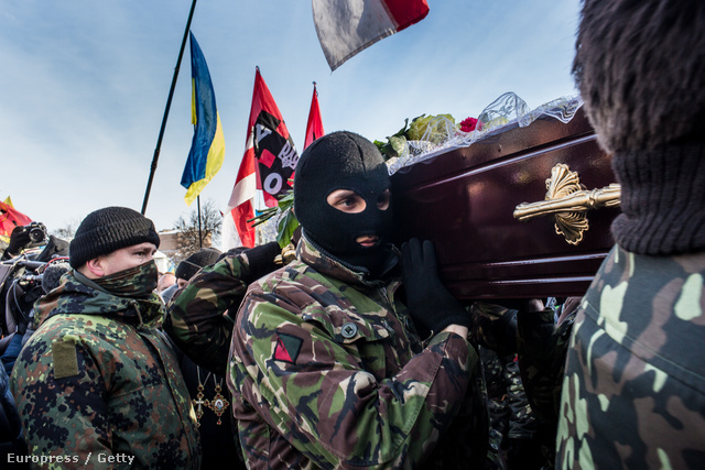 Egy zavargásokban elhunyt tüntetőt temetnek társai január 26-án, Kijevben